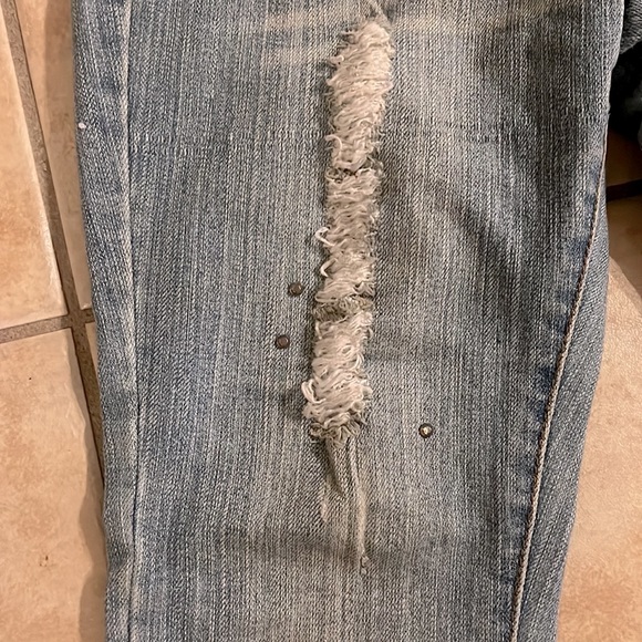 Paparazzi Light Wash Distressed Jeans in Junior’s size 9/10 - Picture 4 of 12